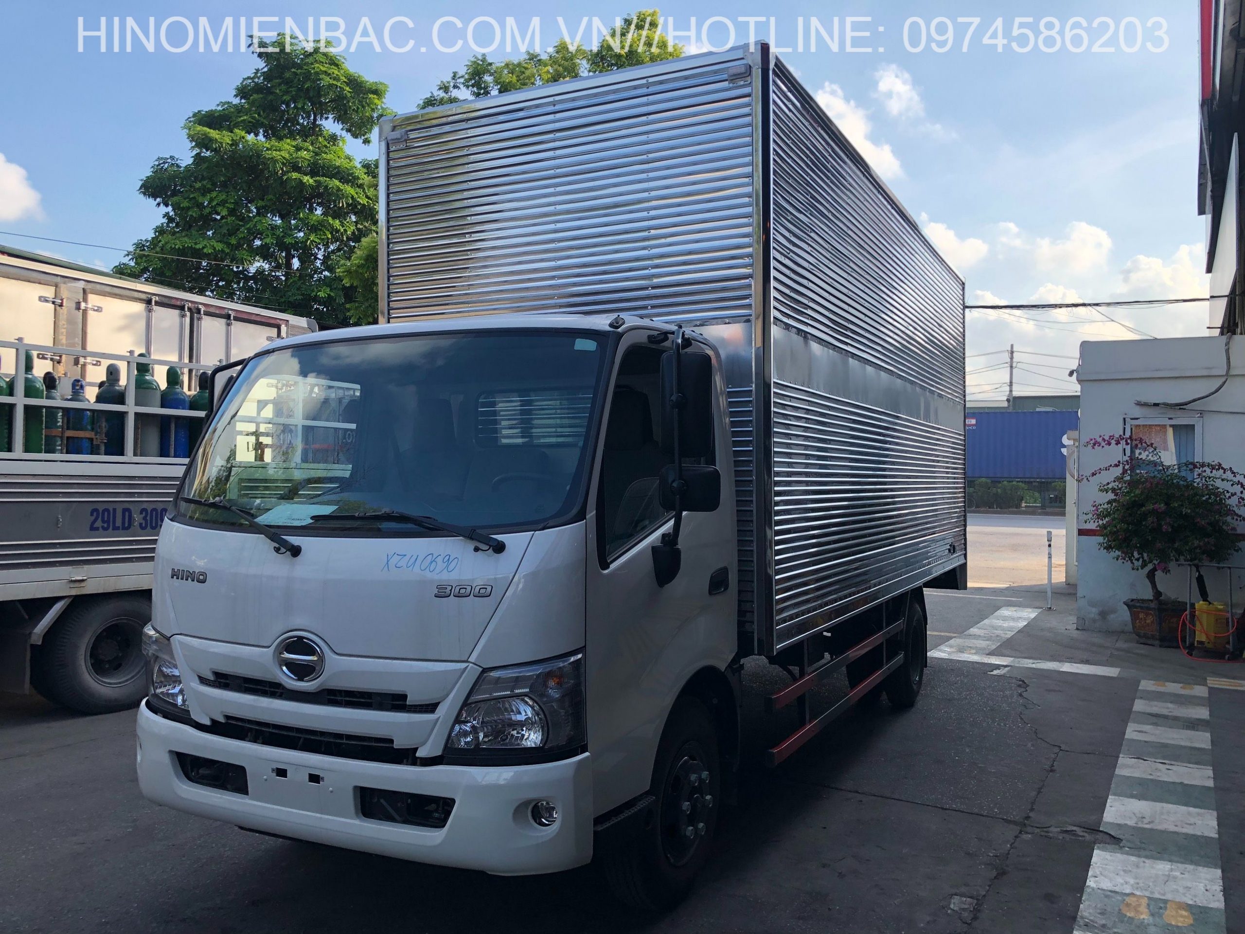 Xe tải Hino 3t5 thùng kín  XZU720L 300 Series